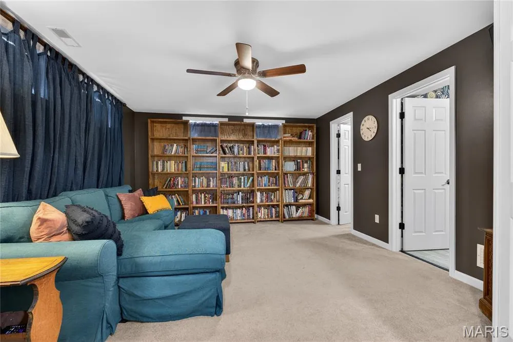 18 Locust Hills Ct, O'Fallon, MO 63366