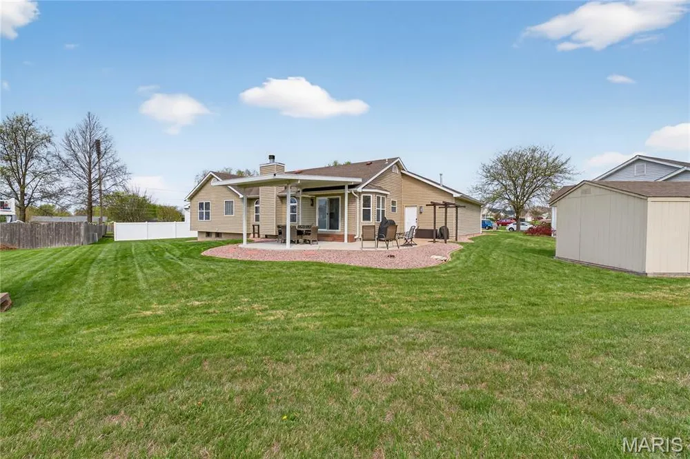 18 Locust Hills Ct, O'Fallon, MO 63366