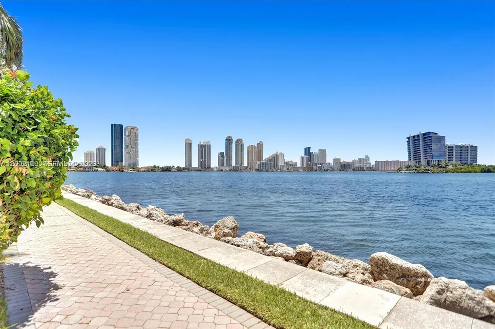 3500 Mystic Pointe Dr, Aventura, FL 33180