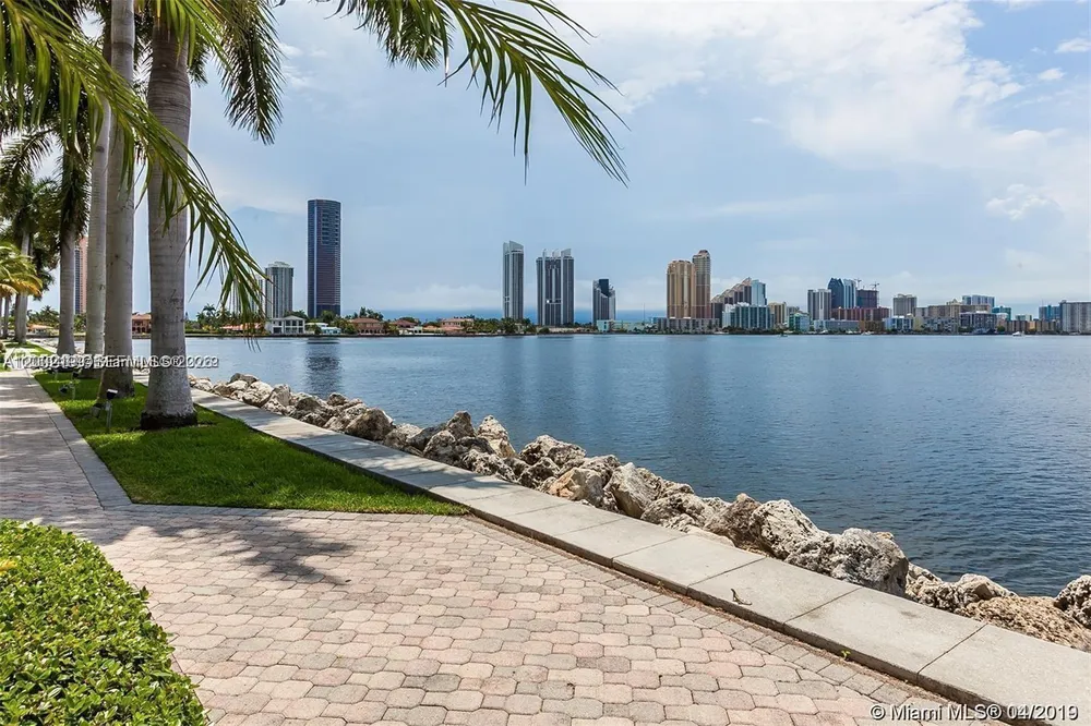 3500 Mystic Pointe Dr, Aventura, FL 33180
