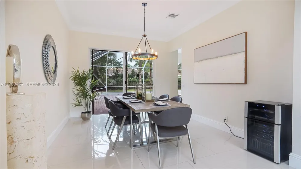 1646 Victoria Pointe Ln, Weston, FL 33327