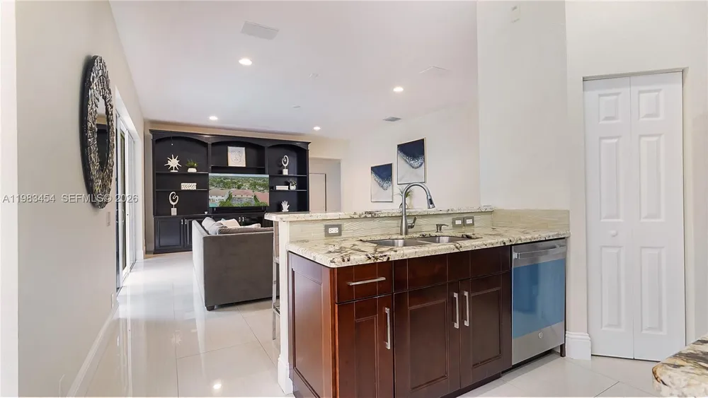 1646 Victoria Pointe Ln, Weston, FL 33327