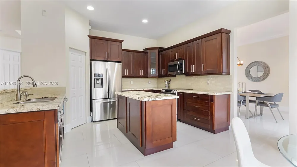 1646 Victoria Pointe Ln, Weston, FL 33327