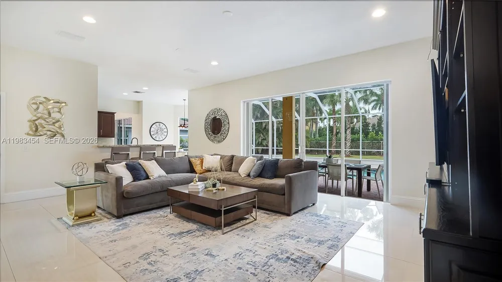 1646 Victoria Pointe Ln, Weston, FL 33327