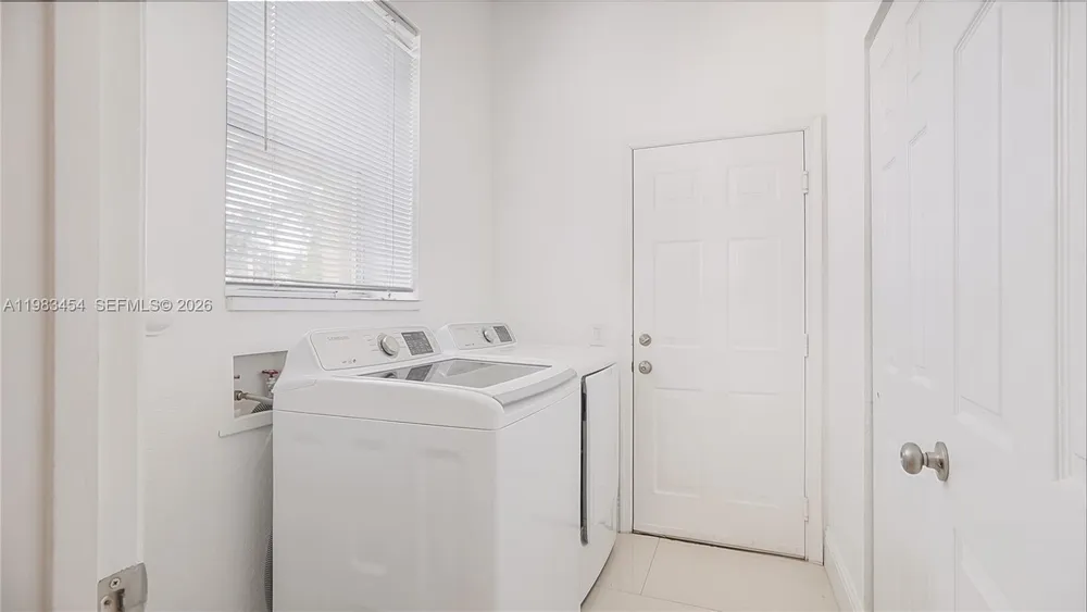 1646 Victoria Pointe Ln, Weston, FL 33327