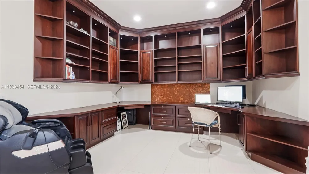 1646 Victoria Pointe Ln, Weston, FL 33327