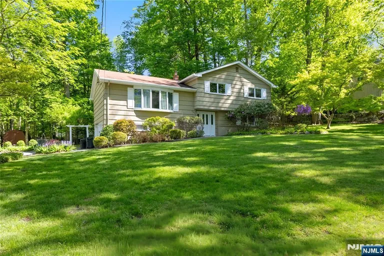 568 Stellman Rd, River Vale, NJ 07675