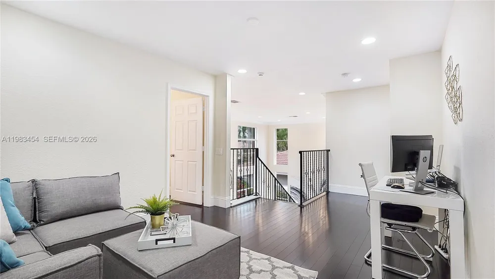 1646 Victoria Pointe Ln, Weston, FL 33327
