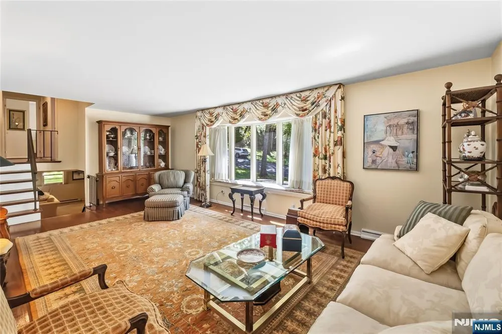 568 Stellman Rd, River Vale, NJ 07675
