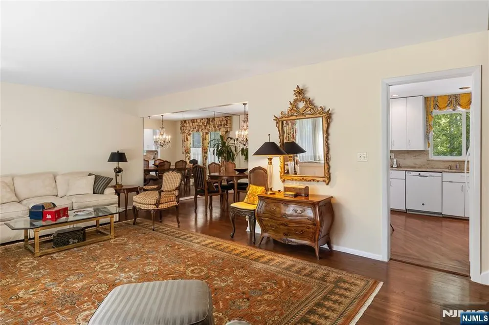 568 Stellman Rd, River Vale, NJ 07675