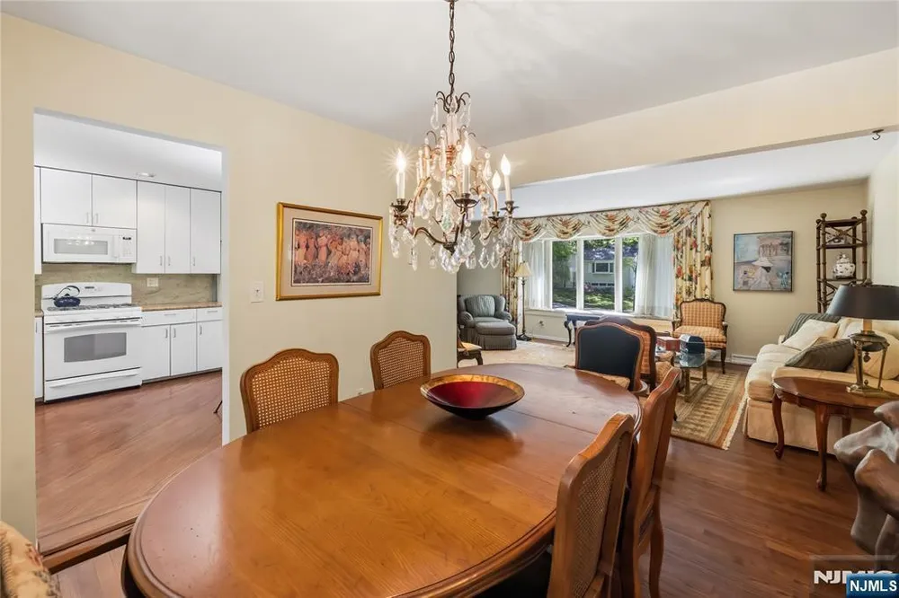 568 Stellman Rd, River Vale, NJ 07675