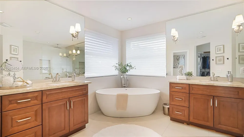 1646 Victoria Pointe Ln, Weston, FL 33327