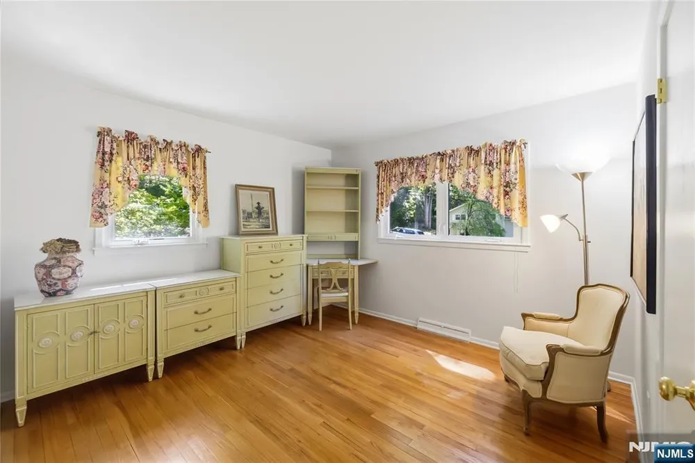 568 Stellman Rd, River Vale, NJ 07675