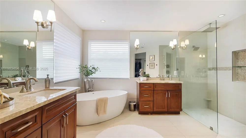 1646 Victoria Pointe Ln, Weston, FL 33327