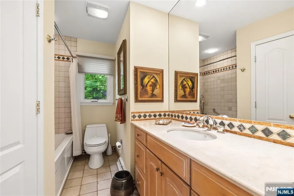 568 Stellman Rd, River Vale, NJ 07675