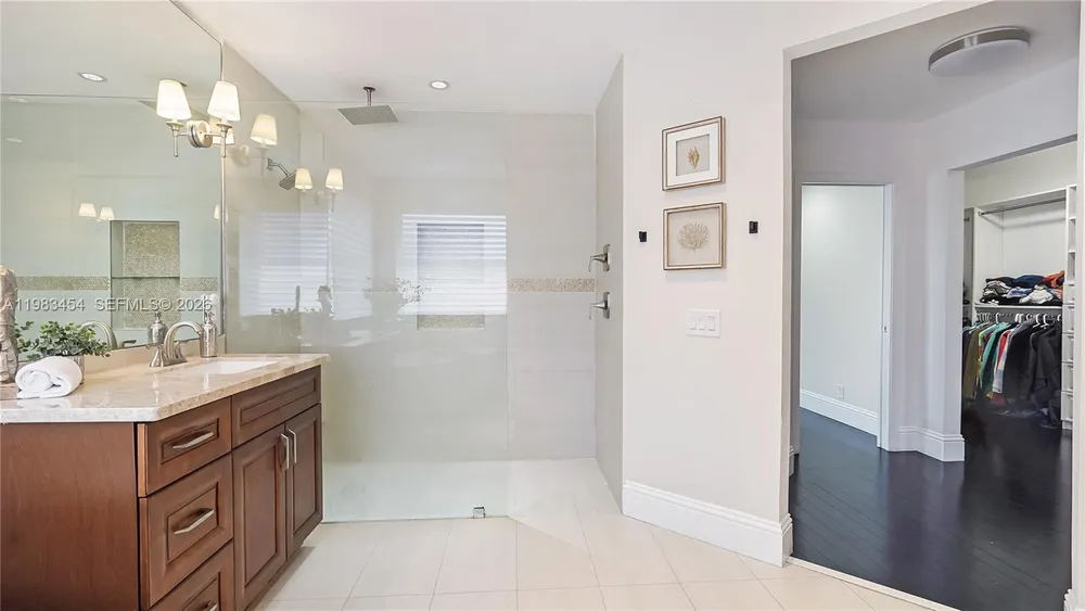 1646 Victoria Pointe Ln, Weston, FL 33327