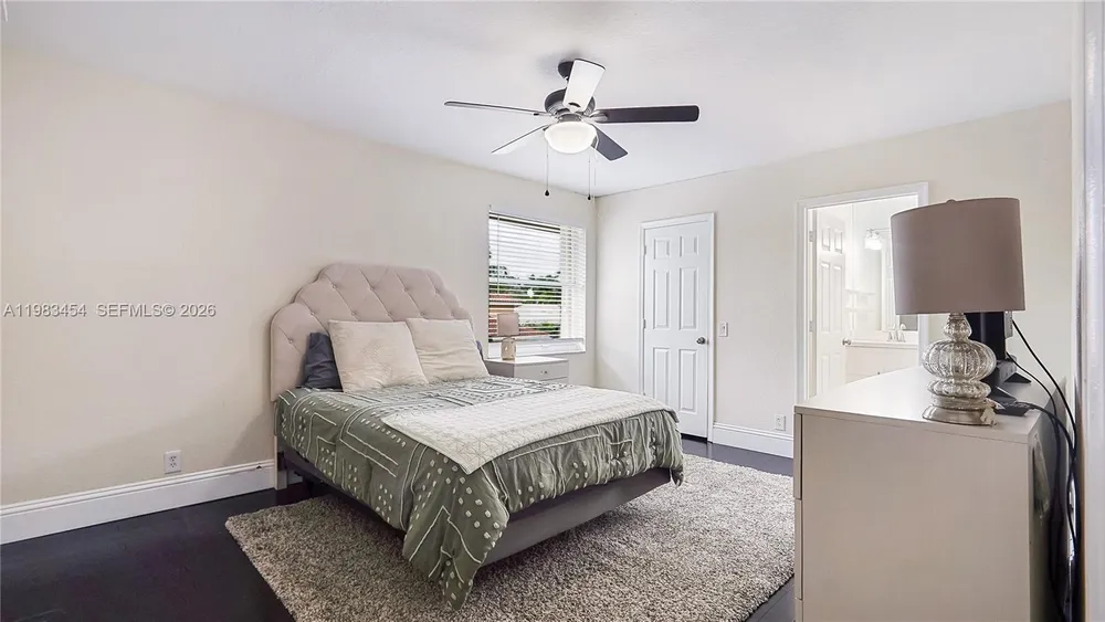 1646 Victoria Pointe Ln, Weston, FL 33327