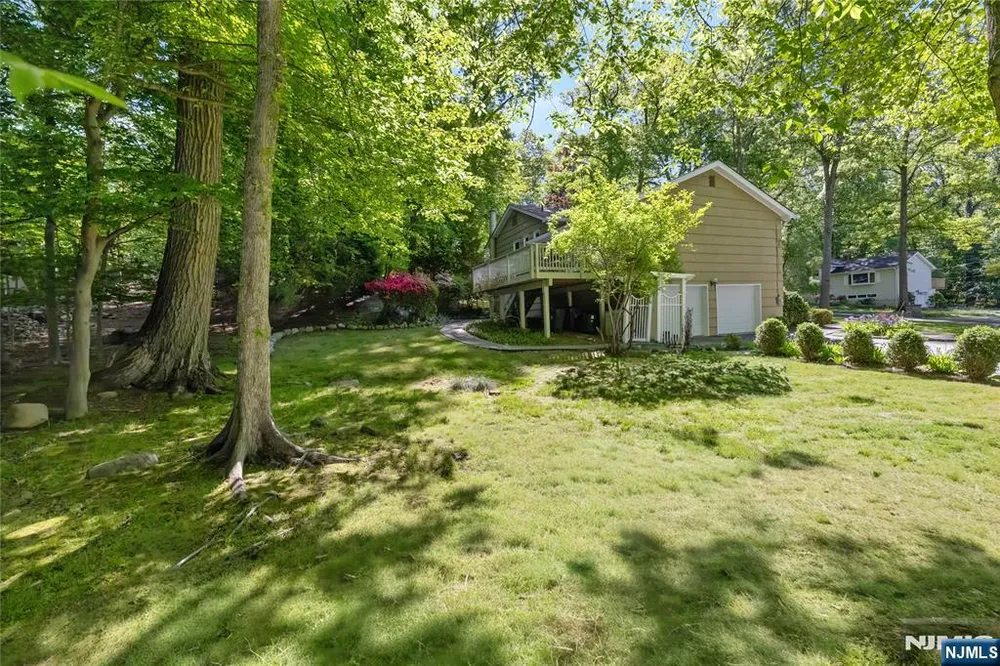 568 Stellman Rd, River Vale, NJ 07675