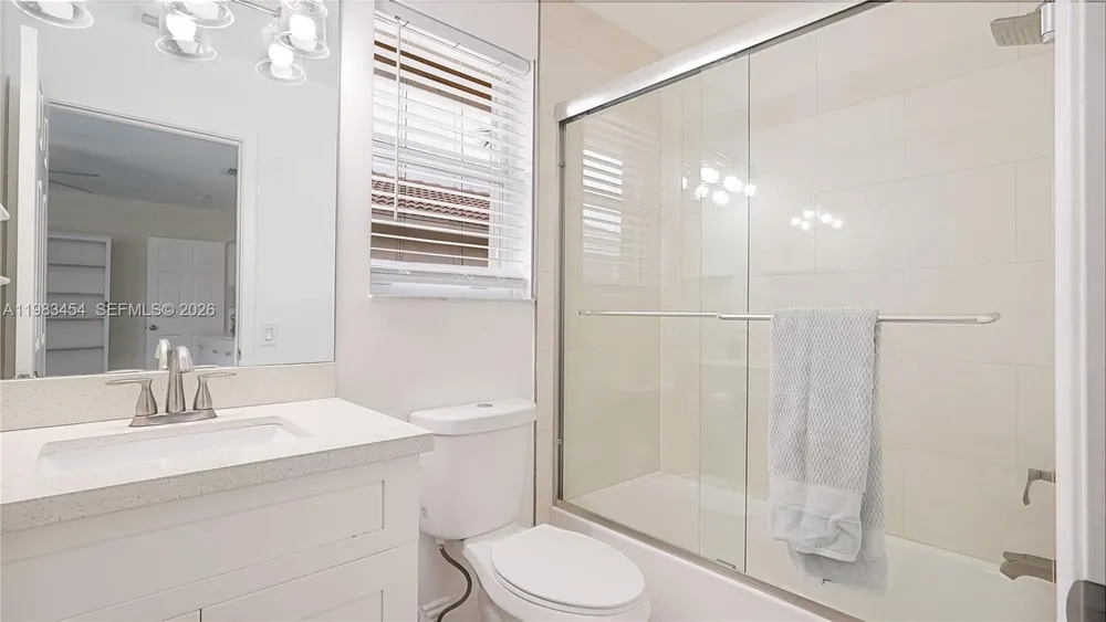 1646 Victoria Pointe Ln, Weston, FL 33327