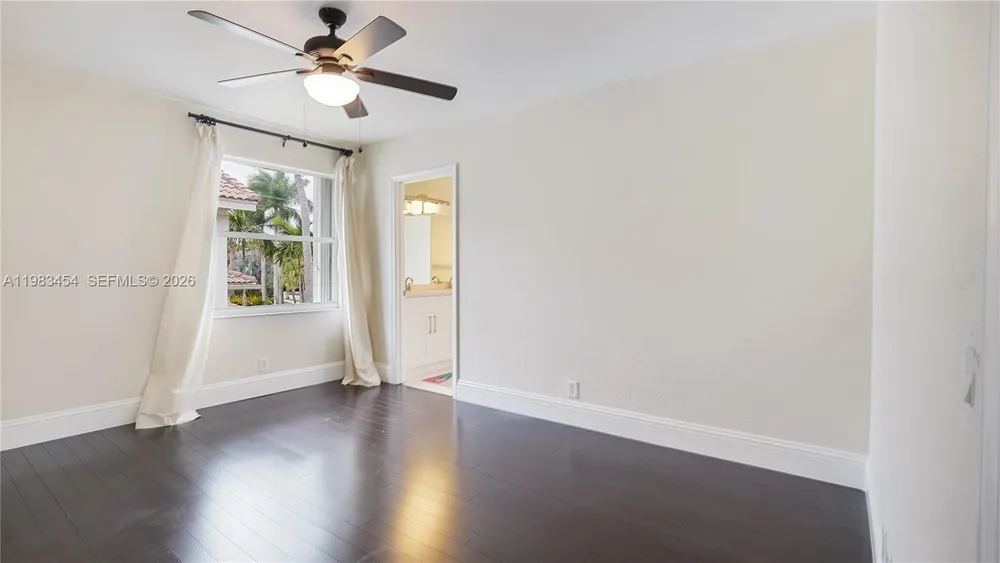 1646 Victoria Pointe Ln, Weston, FL 33327