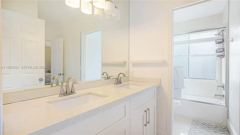 1646 Victoria Pointe Ln, Weston, FL 33327