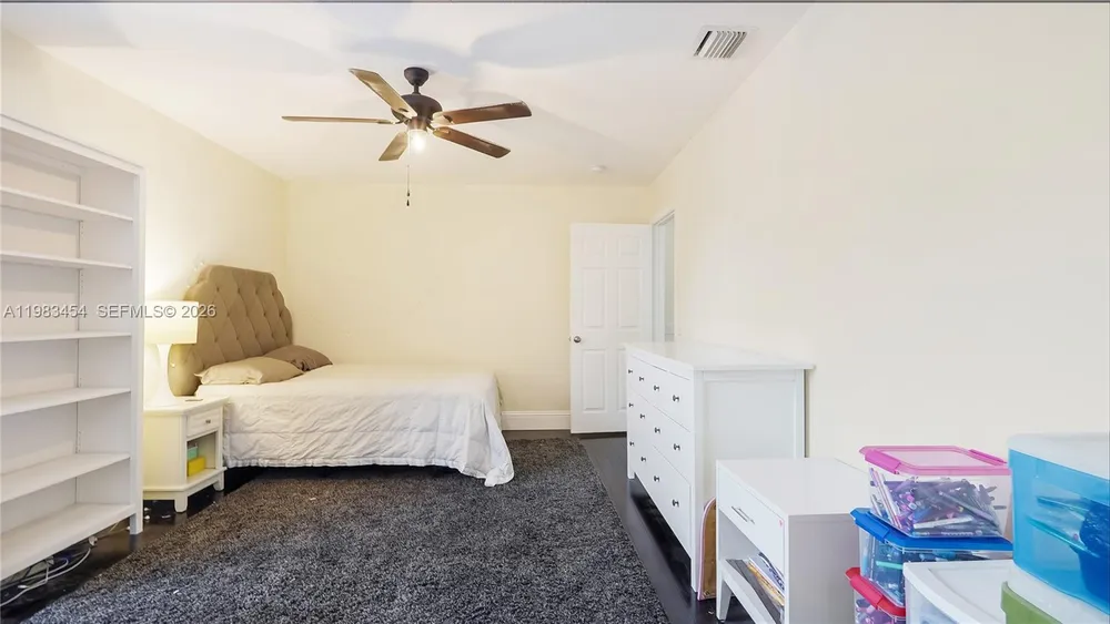 1646 Victoria Pointe Ln, Weston, FL 33327
