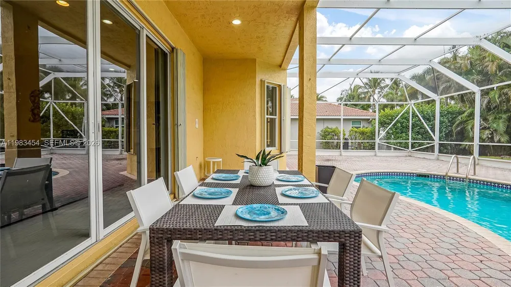 1646 Victoria Pointe Ln, Weston, FL 33327