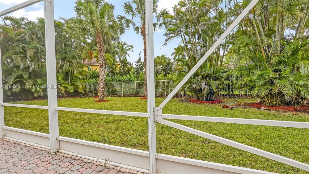 1646 Victoria Pointe Ln, Weston, FL 33327