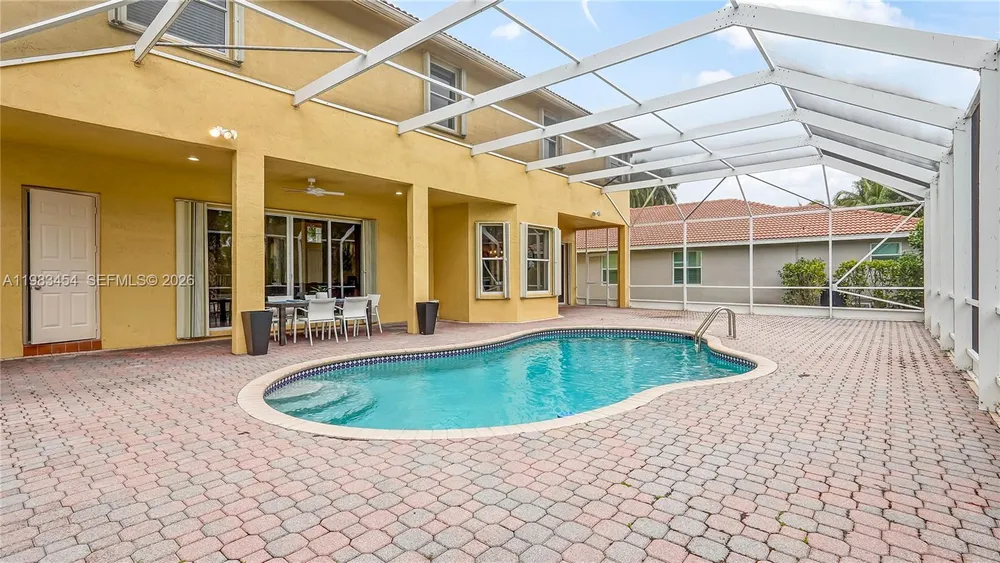 1646 Victoria Pointe Ln, Weston, FL 33327