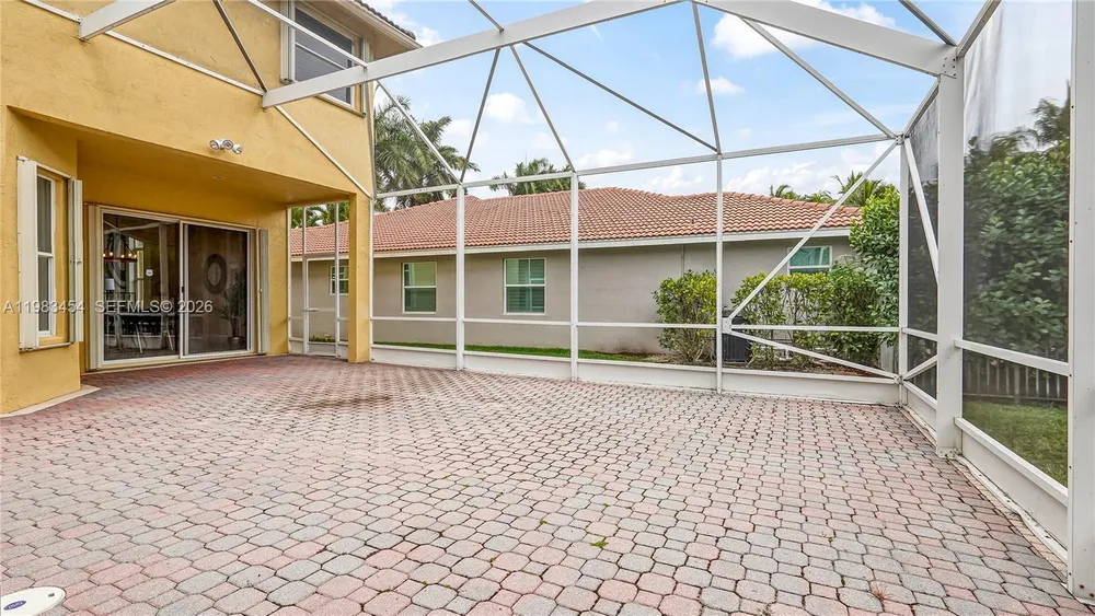 1646 Victoria Pointe Ln, Weston, FL 33327