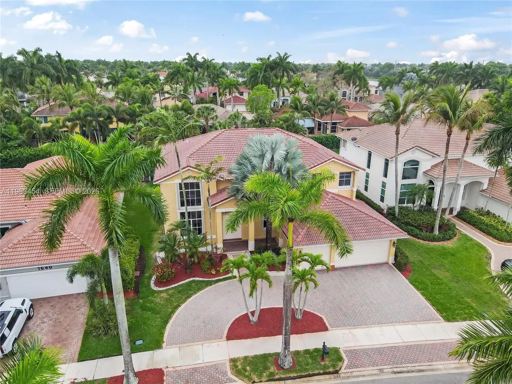1646 Victoria Pointe Ln, Weston, FL 33327
