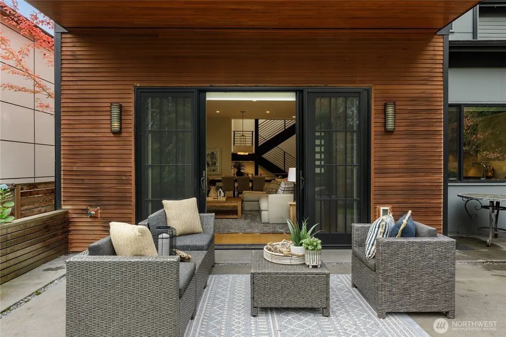 7002 93rd Ave SE, Mercer Island, WA 98040