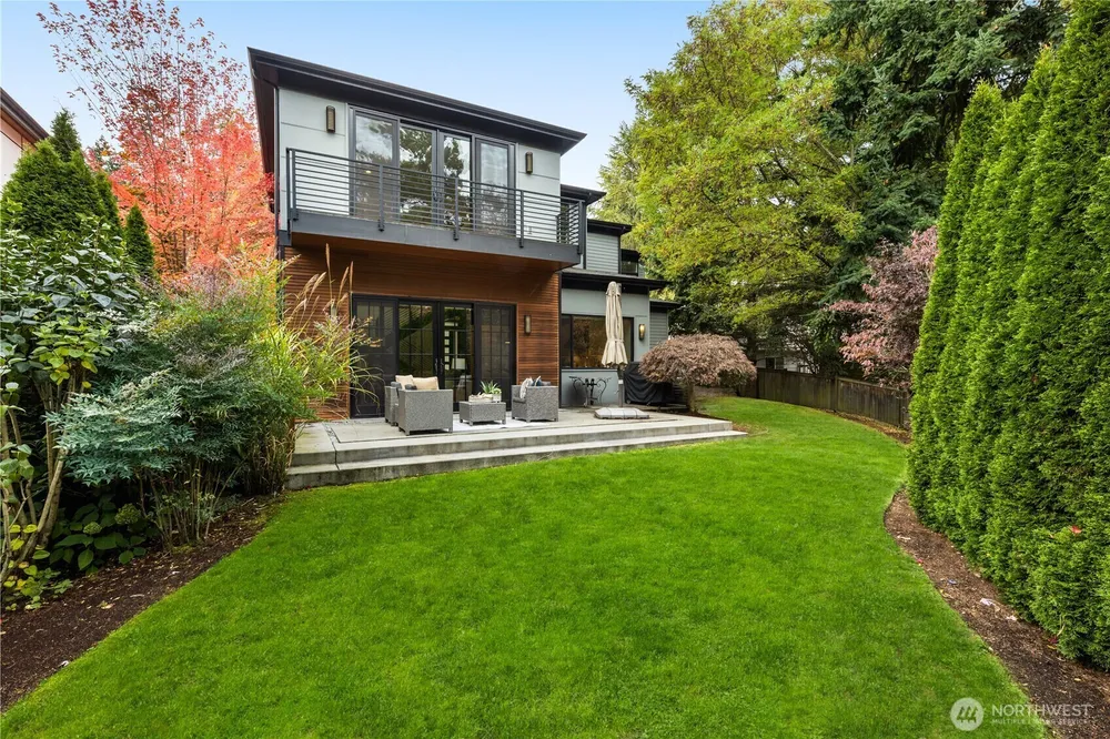7002 93rd Ave SE, Mercer Island, WA 98040