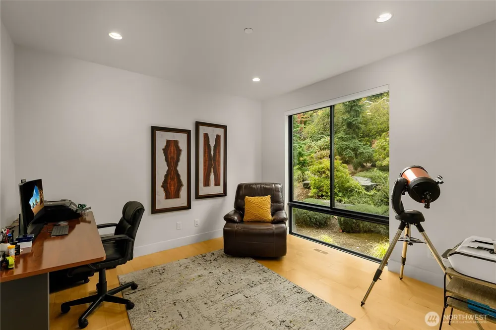 7002 93rd Ave SE, Mercer Island, WA 98040