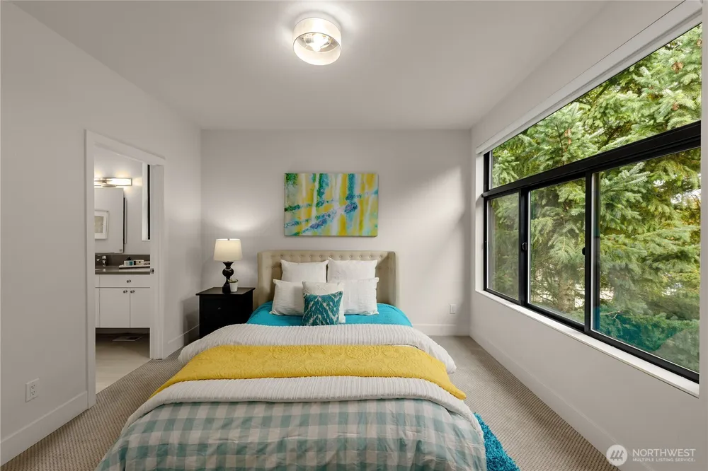 7002 93rd Ave SE, Mercer Island, WA 98040