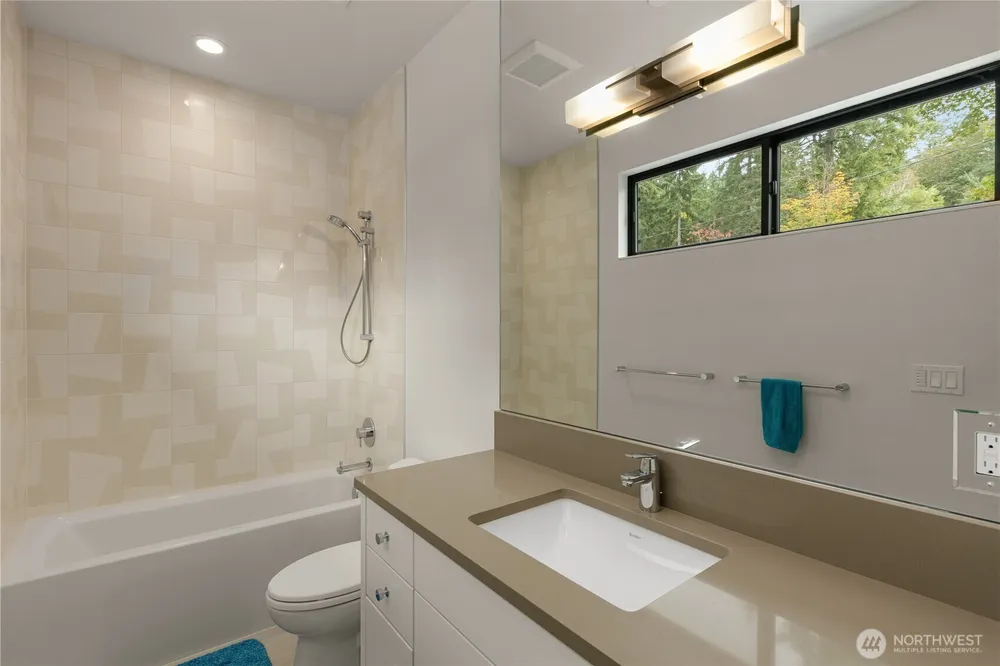 7002 93rd Ave SE, Mercer Island, WA 98040