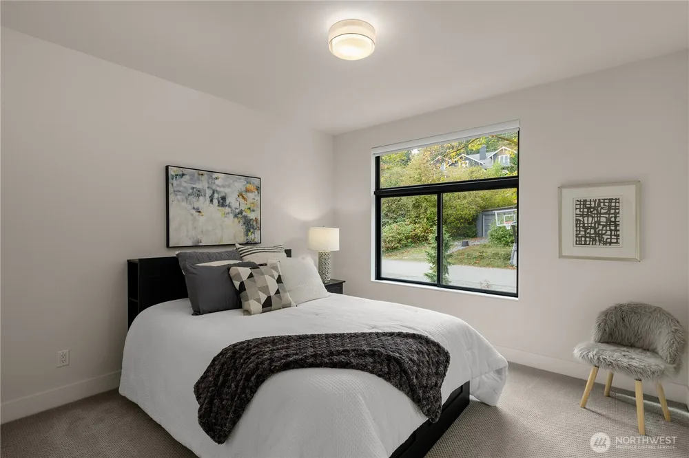 7002 93rd Ave SE, Mercer Island, WA 98040