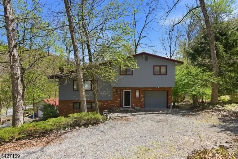 41 Crescent Dr S, Byram, NJ 07821