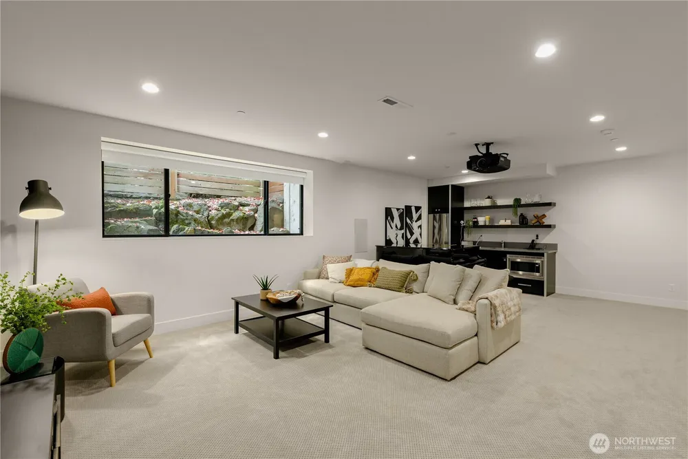 7002 93rd Ave SE, Mercer Island, WA 98040