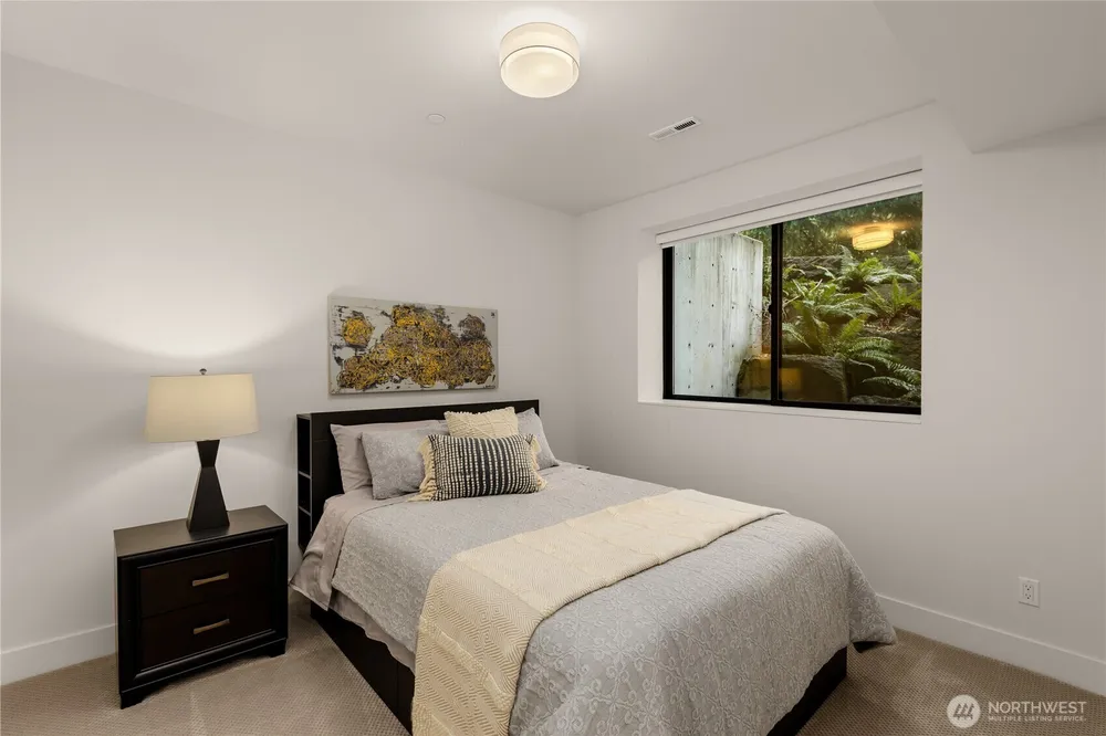 7002 93rd Ave SE, Mercer Island, WA 98040