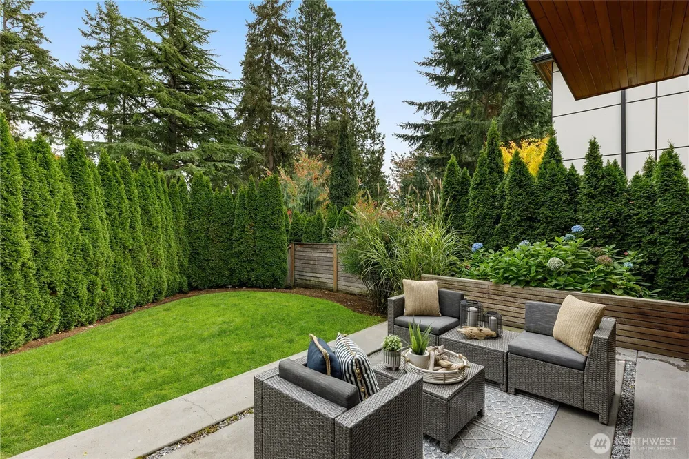 7002 93rd Ave SE, Mercer Island, WA 98040