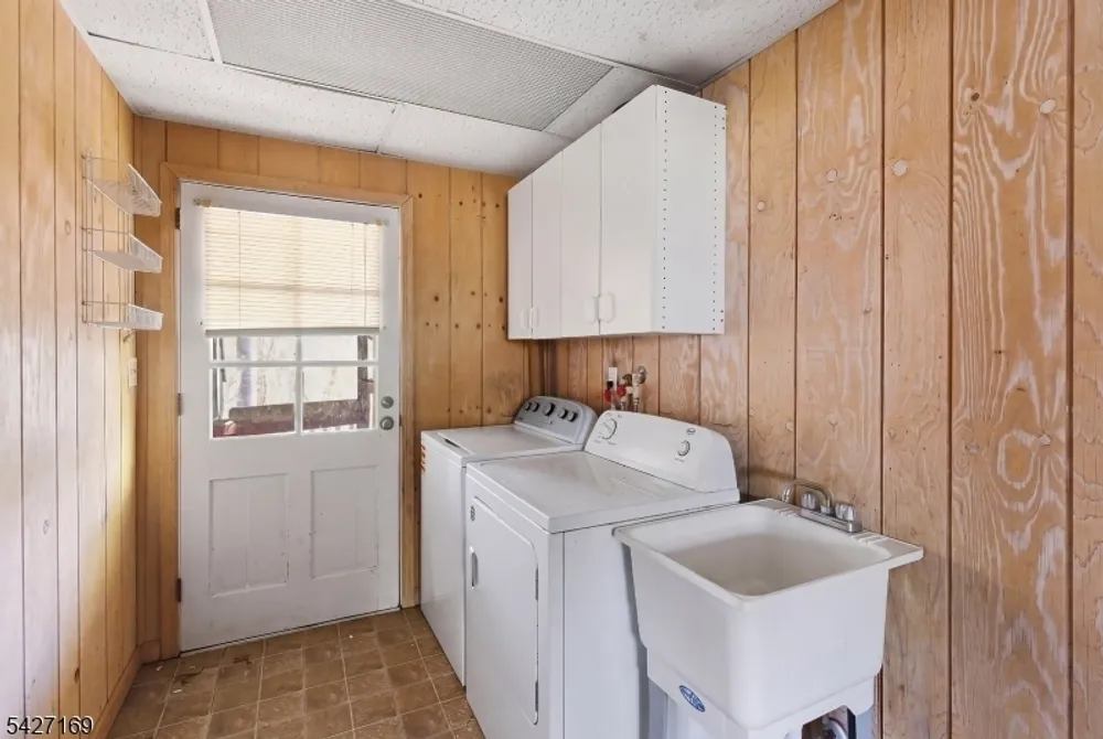 41 Crescent Dr S, Byram, NJ 07821