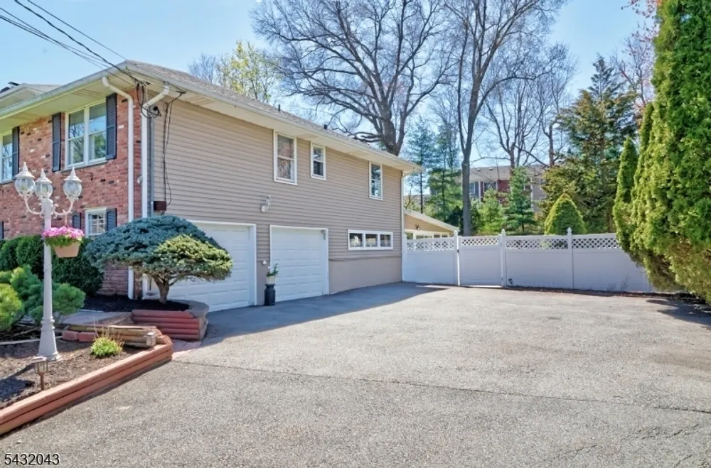 2 Midwood Dr, Florham Park, NJ 07932