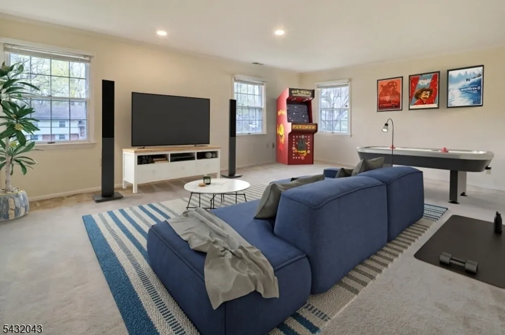 2 Midwood Dr, Florham Park, NJ 07932