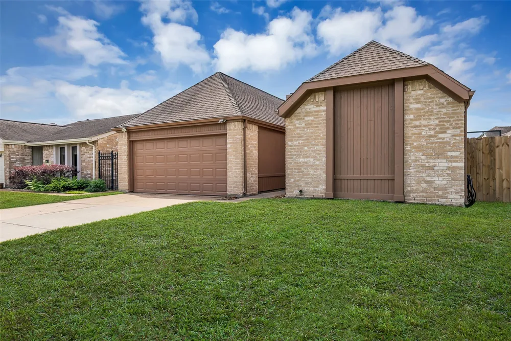 11827 Brook Meadows Ln, Meadows, TX 77477