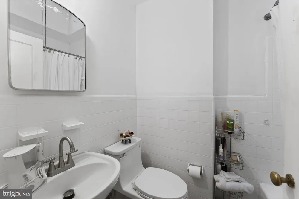 7015 Large St, Philadelphia, PA 19149
