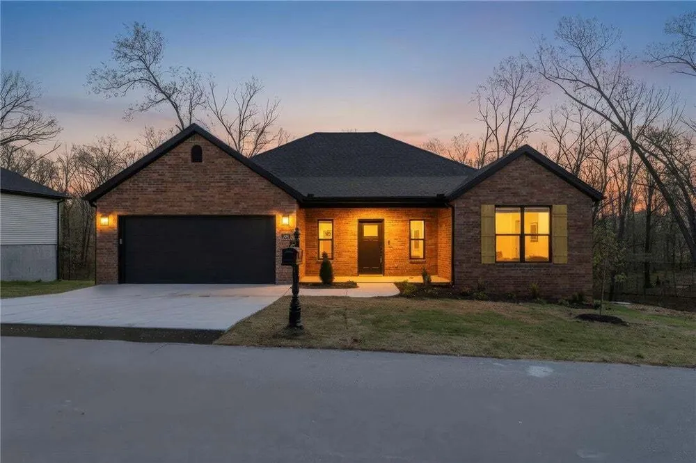 98 Selkirk Dr, Bella Vista, AR 72715