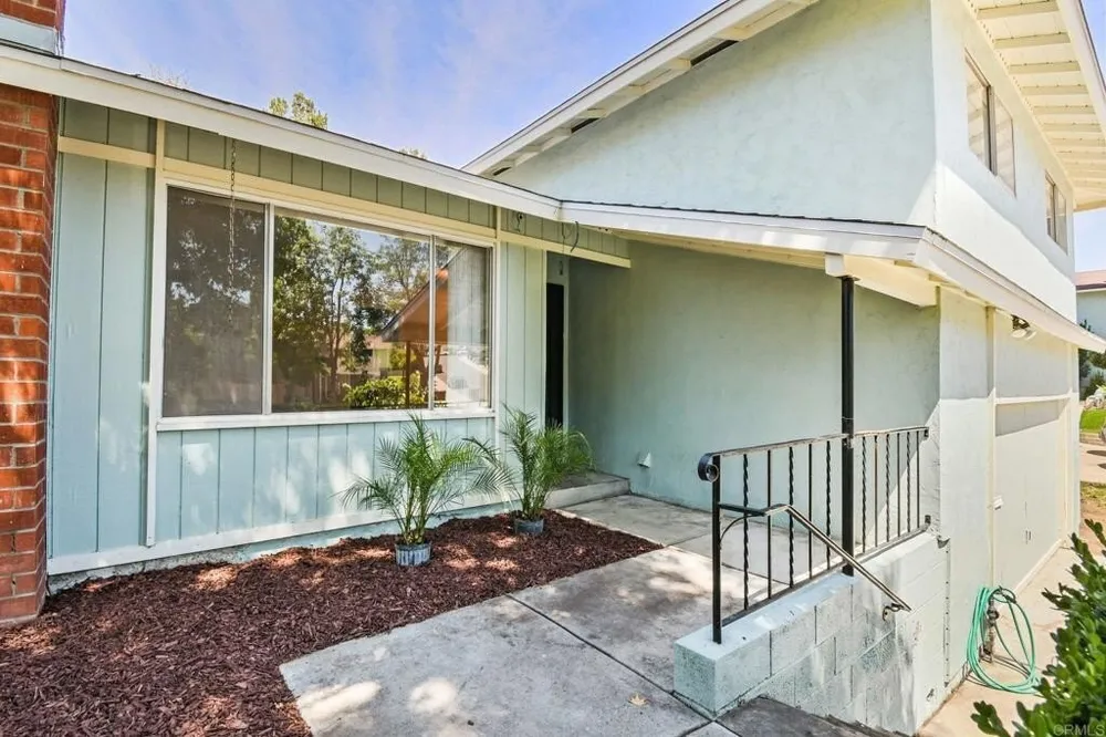 5490 Aztec Dr, La Mesa, CA 91942