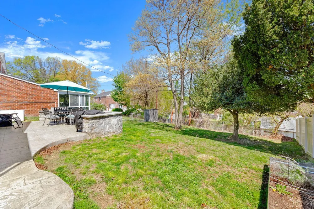 7709 Keiffer St, Philadelphia, PA 19128-3142