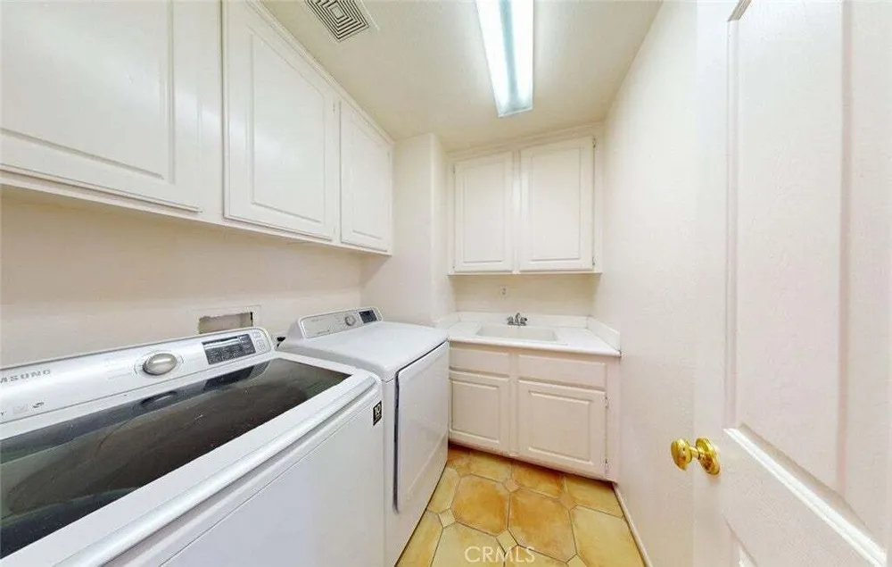 19 Sorbonne St, Westminster, CA 92683